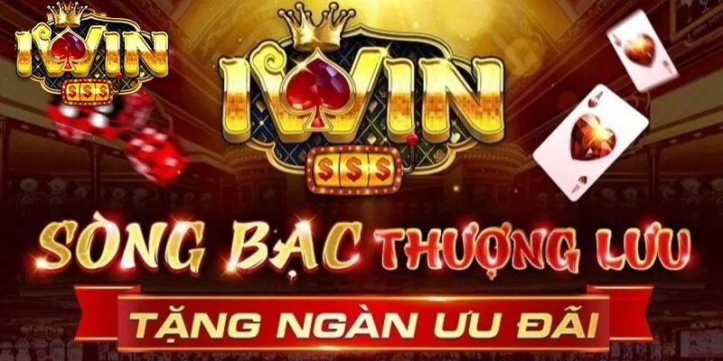 Vận động viên quần vợt đang thực hiện cú giao bóng mạnh mẽ trên sân đất nện, có logo ga888 app